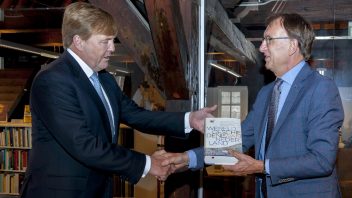 Koning Willem-Alexander ontvangt eerste exemplaar Wereldgeschiedenis van Nederland