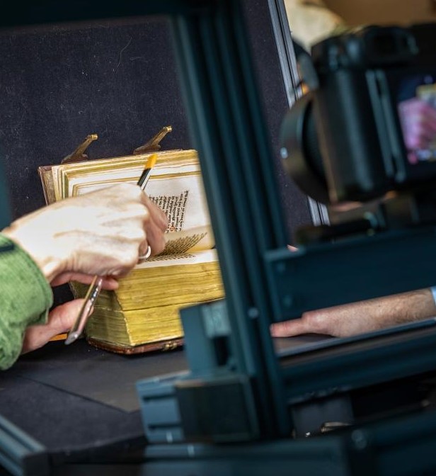 Photographing in the Special Collections of Radboud University with the Traveller's Conservation Copy Stand. Photo: Radboud Universiteit/Dick van Aalst