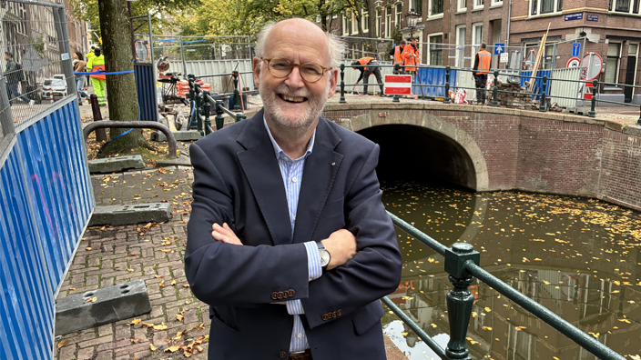 Portret van Jan Bloemendal op de Oudezijds Achterburgwal in Amsterdam.