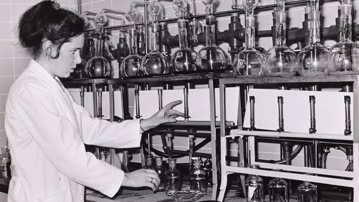 Laboratory assistant at work. Collection of the Amsterdam City Archives.