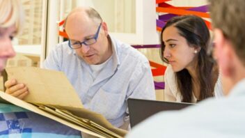 Trefwoorden en tranen in het grootste oorlogsarchief van Nederland