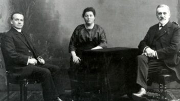 Te verheven voor politieke spelletjes?